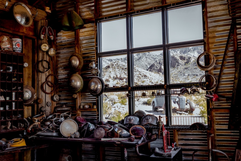 cordonnerie-TOURETTE DU CHATEAU-min_shop_window_part_junk_abandoned-138873